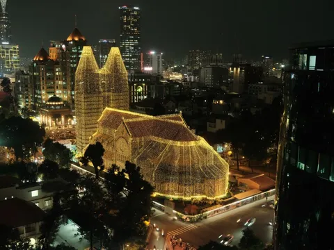 Quán cà phê ngắm nhà thờ Đức Bà lên đèn