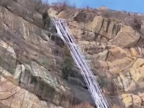 Sự thật thác nước đóng băng nhìn như cọng bún ở Trung Quốc