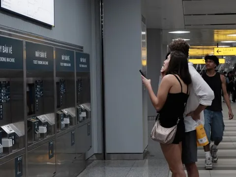 Khách nước ngoài 'bỡ ngỡ' với metro TP HCM