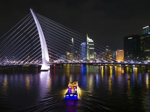 Nườm nượp check-in với cầu Ba Son lên đèn lộng lẫy