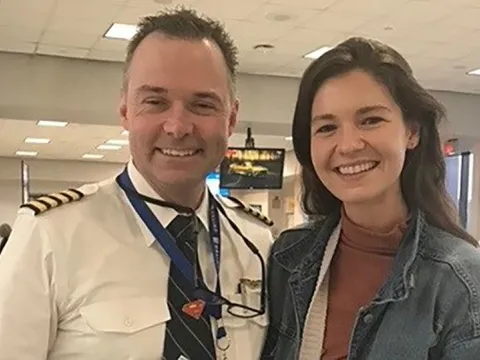 Cuộc gặp xúc động giữa phi công và ân nhân trên máy bay