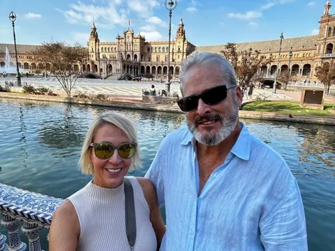 Vợ chồng hủy cho con thừa kế, lấy tiền tiết kiệm đi du lịch