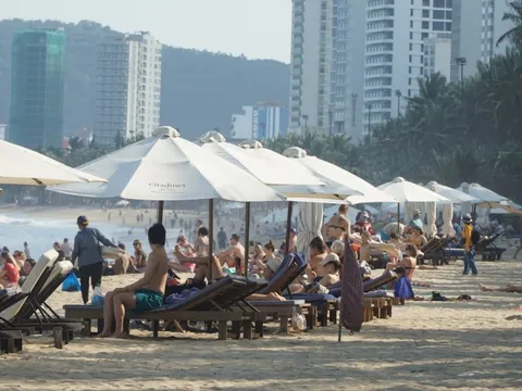 Ghế dù 'chiếm hết' bãi biển Nha Trang
