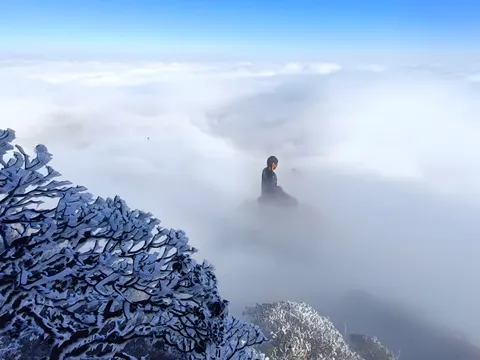 Băng giá phủ kín đỉnh Fansipan