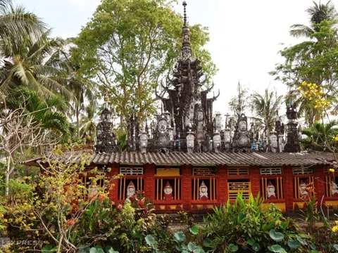 Nhà nghìn tháp, phù điêu của cụ ông Khmer