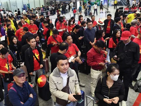 Khách Việt háo hức lên đường cổ vũ chung kết ASEAN Cup