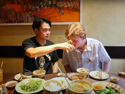 Khách nước ngoài lần đầu thử cà pháo mắm tôm