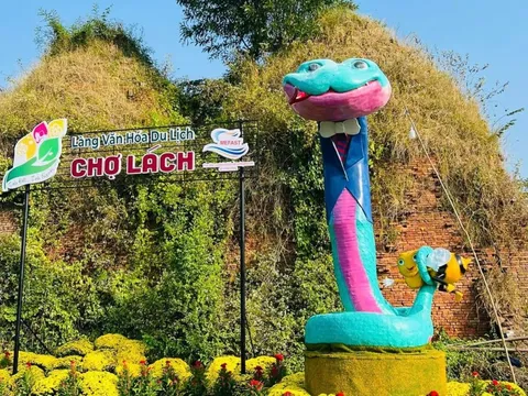 Xôn xao linh vật rắn mặc vest ở Bến Tre