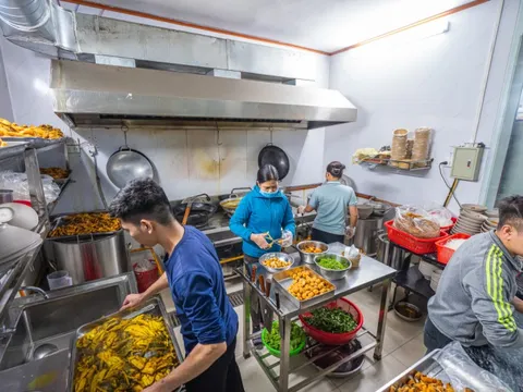 Quán bún cá sữa bán 1.000 bát mỗi ngày ở Hà Nội