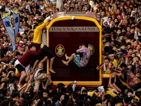 Trăm nghìn người xô đẩy trong lễ rước tượng Chúa Jesus ở Philippines