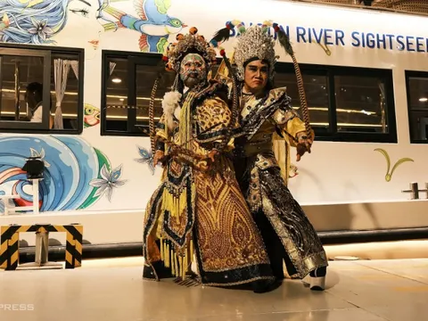 Xem hát bội trên buýt sông Sài Gòn