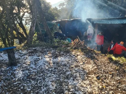 Khách Việt phấn khích khi bắt gặp băng tuyết đầu mùa