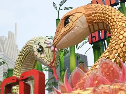 Đôi linh vật rắn khổng lồ 'lộ diện' trên Đường hoa Nguyễn Huệ