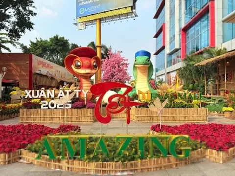 Đường hoa Menas Mall - điểm du xuân mới của người dân TP.HCM