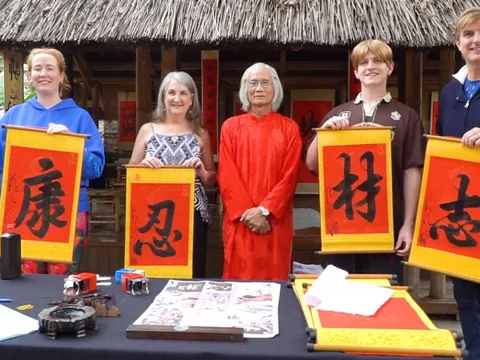 Khách nước ngoài xin chữ 'lấy may' ở Hà Nội