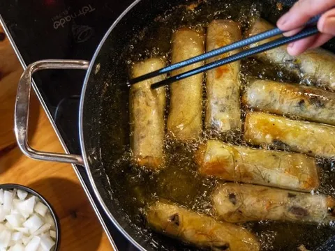 Bí quyết phết bia lên nem của nhà hàng Michelin Hà Nội