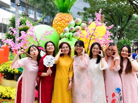 Giới trẻ hào hứng check-in đường hoa xuân Phú Mỹ Hưng