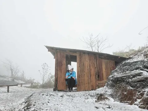 Leo núi xuyên Tết, nữ khách bất ngờ 'săn' được tuyết ở Lào Cai