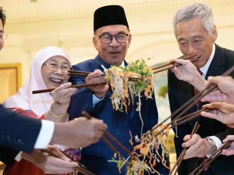 Yusheng - món ăn ngày Tết càng xới tung càng giàu có