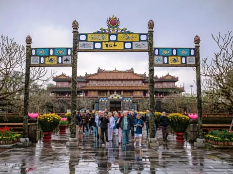 Du khách đội mưa rét tham quan cố đô Huế ngày Tết