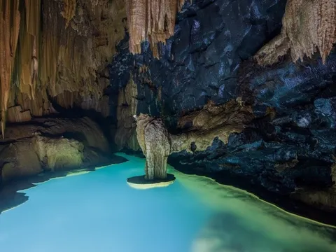 Chuyện chưa kể về hồ 'treo' bí ẩn trong hang ở Quảng Bình