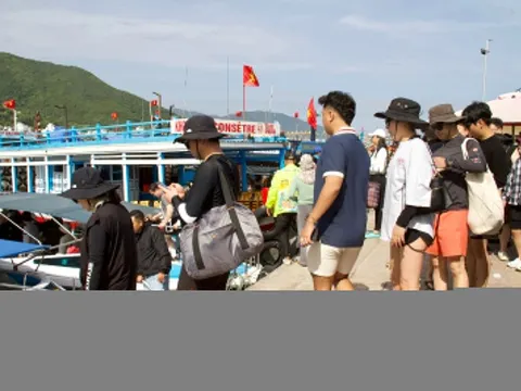 Đặc ken khách ở Bến tàu du lịch Nha Trang