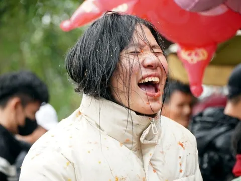 Cười hớn hở khi bị ném cà chua tại chợ đầu năm Thanh Hóa