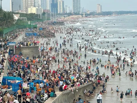 Biển Vũng Tàu đông đúc dịp tết Ất Tỵ, ngày cuối khách đổ về càng nhiều