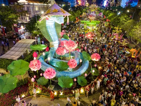 Giữ 2 cụm linh vật rắn trên đường hoa Nguyễn Huệ đến hết tháng 2