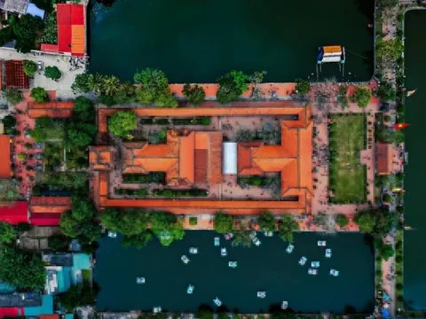 Cảnh xin chữ đông nghìn nghịt tại Lễ hội chùa Keo