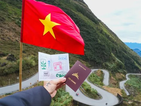 Rộn ràng du lịch 'săn' dấu mộc ở Hà Giang