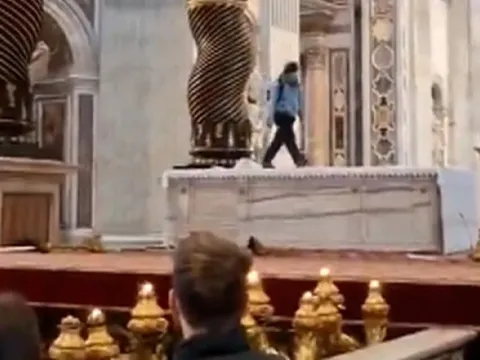 Màn nhảy nhót gây sốc tại nhà thờ Vatican