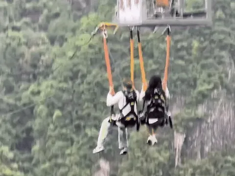 Thực hư du khách rơi thẳng từ cáp treo xuống thung lũng ở Trung Quốc