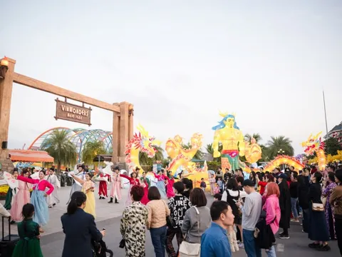 Du khách chơi Tết tại Lễ hội 'Ánh sáng phương Đông'