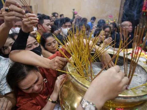 Xô đẩy bốc tro tại miếu Bà Thiên Hậu trước rằm tháng Giêng