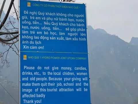 Tạm tháo dỡ biển khuyến cáo không cho tiền trẻ em tại sông Nho Quế