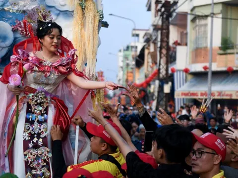 Hàng vạn người xuống đường rước kiệu Bà ở Bình Dương