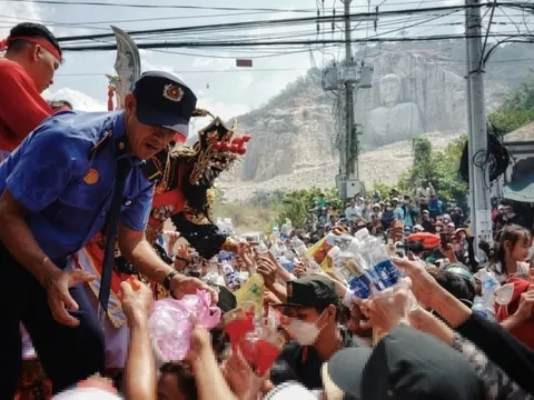 Chen chân xin được xoa đầu để 'ban phước và chữa bệnh' tại An Giang