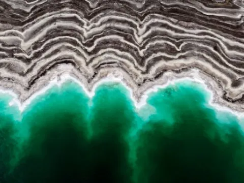 Biển Chết đẹp ngoạn mục từ trên không