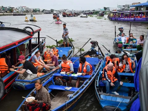 Vụ du khách rơi xuống chợ nổi Cái Răng: Gần 100 người trên bè