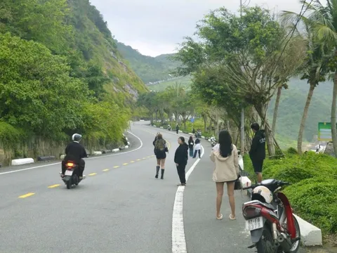 Đứng giữa đường ở Sơn Trà 'đu trend Đại Lý'