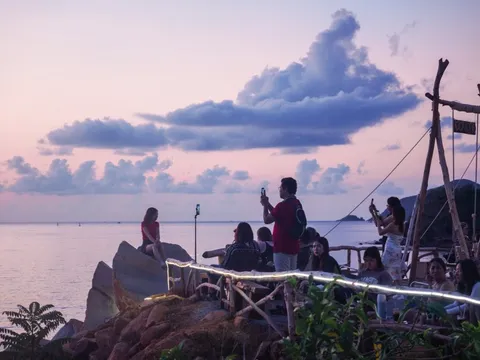 Khách bối rối mua mâm cúng không vàng mã tại Côn Đảo