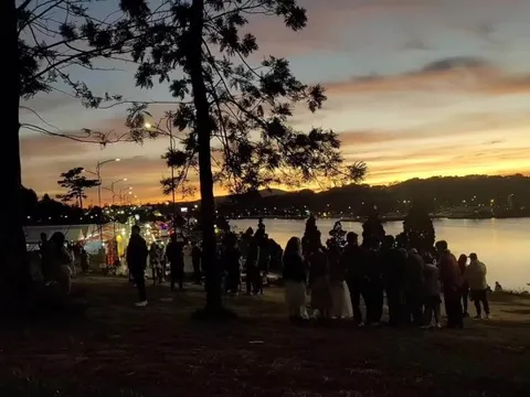 Hai mặt của du lịch 'đu trend'