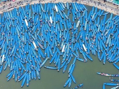 Cảnh đông nghìn nghịt tại chùa Hương dịp cuối tuần