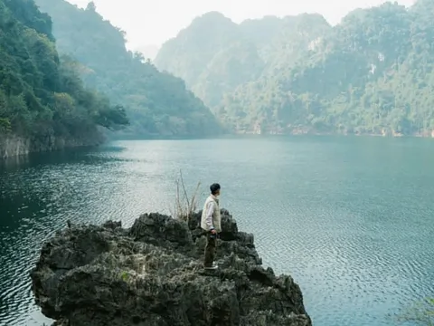 'Vịnh Hạ Long trên cạn' hút khách ở Hòa Bình