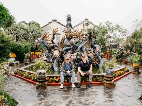 2 triệu phú Mỹ đi 17 ngày xuyên Việt