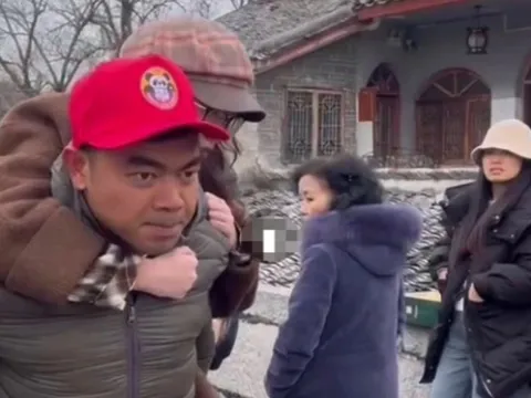 Khách Việt cõng cô gái vượt nghìn bậc đá đi cấp cứu ở Trung Quốc