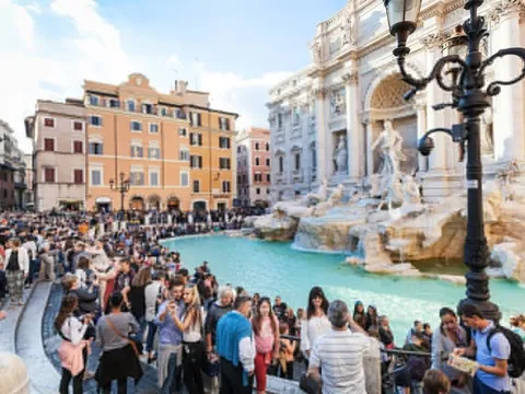 Khách say xỉn nhảy xuống đài phun nước nổi tiếng nhất thế giới