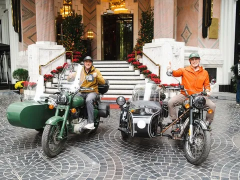 Triệu phú Mỹ đi chợ, làm nông trong chuyến du lịch Việt Nam