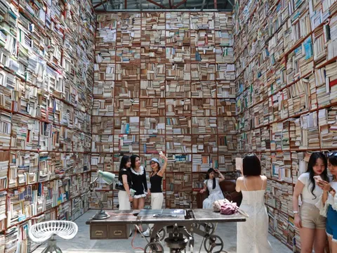 Quán cà phê có kệ sách khổng lồ ở TP HCM